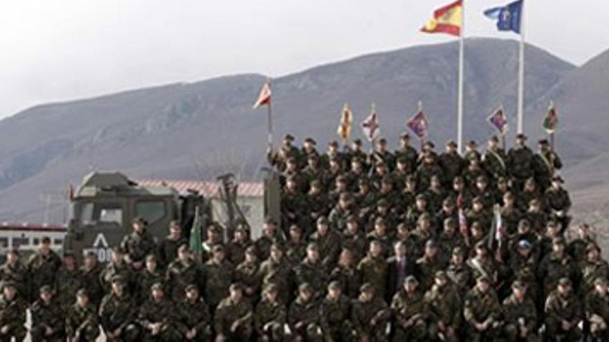 El gobierno aplaza la salida de las tropas de Kosovo