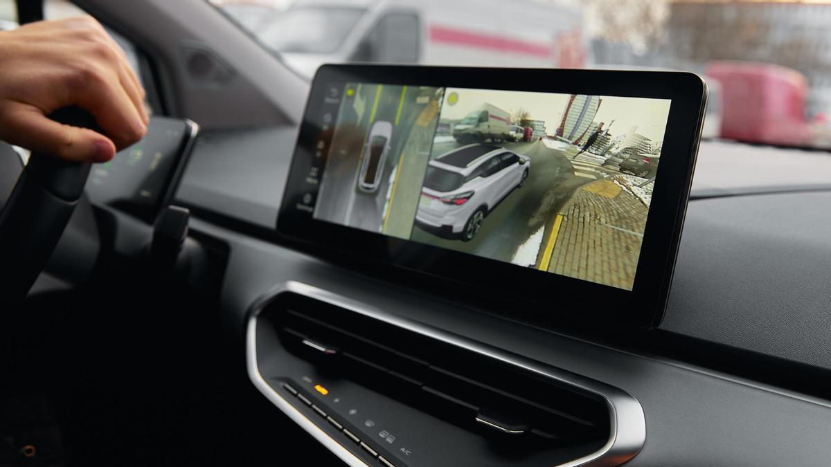 Adiós a las pantallas táctiles en los coches: esto es lo que tendrán que hacer para mantener la máxima puntuación en seguridad