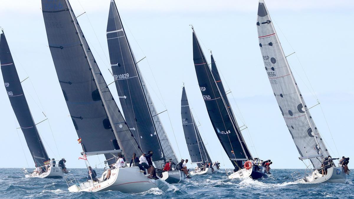 Participantes durante la segunda prueba de la regata, en Gijón.