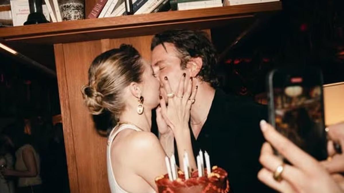La foto del beso de Gigi Hadid y Bradley Cooper que ha compartido la modelo en Instagram.