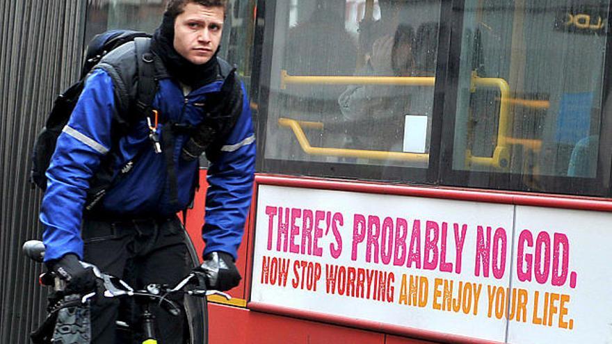 Un autobús británico con el mensaje ´Probablemente Dios no existe. Deja de preocuparte y disfruta de la vida´.