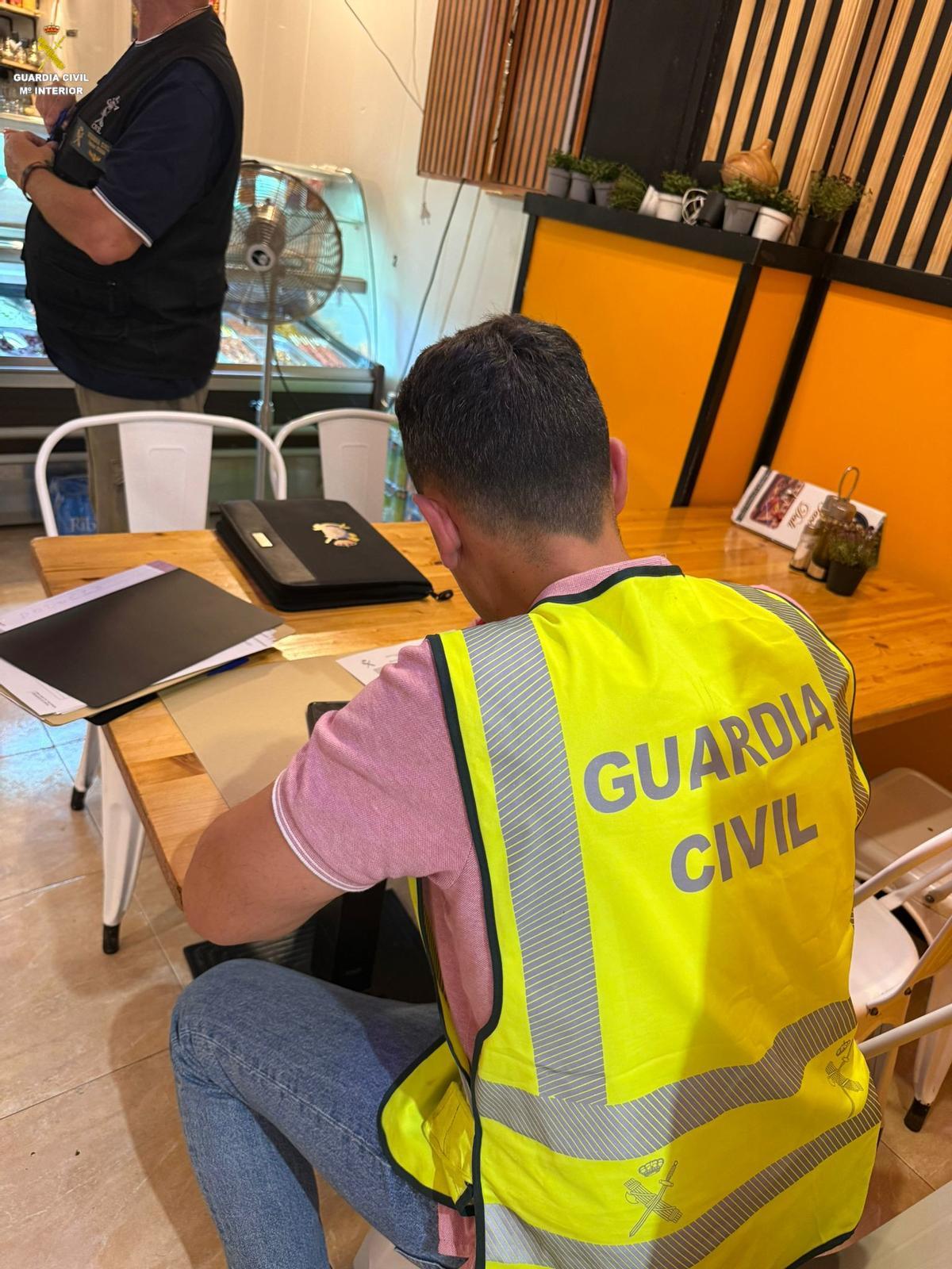 Agents de la Guàrdia Civil en un dels locals inspeccionats.