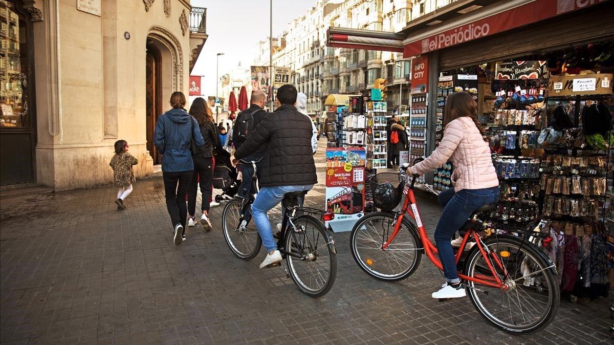 Las bicis siguen circulando por las aceras de Barcelona