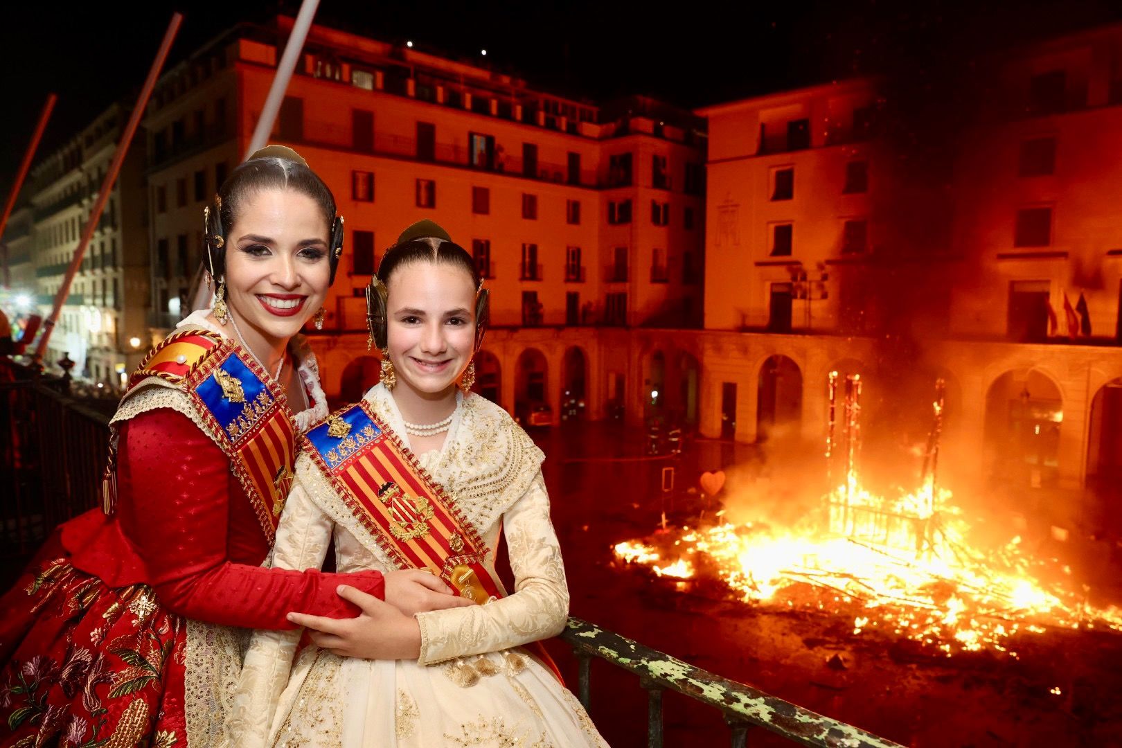 Carmen y Nerea se reencuentran con el fuego que cierra las Hogueras
