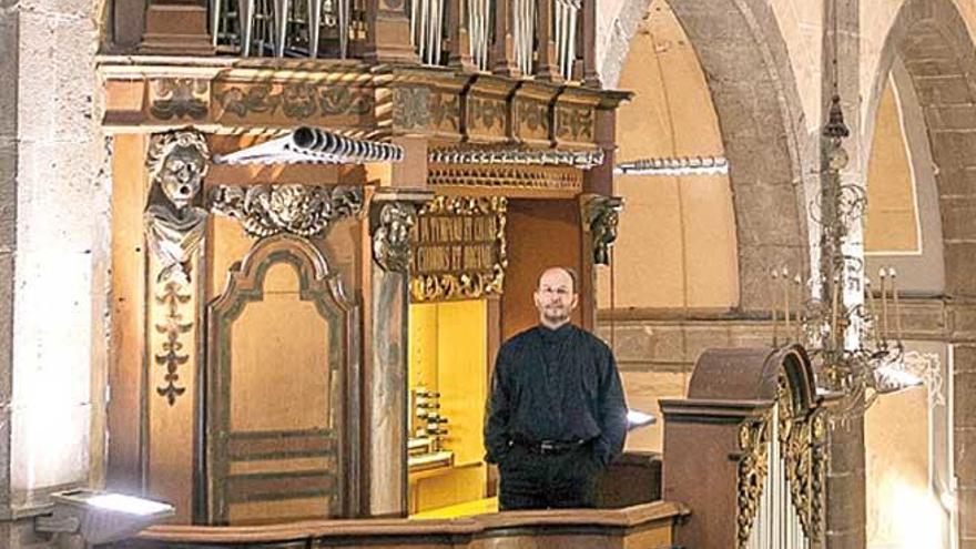 El organista Miquel Bennàsar.