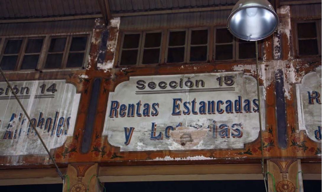 Los rótulos artesanales se resisten al olvido