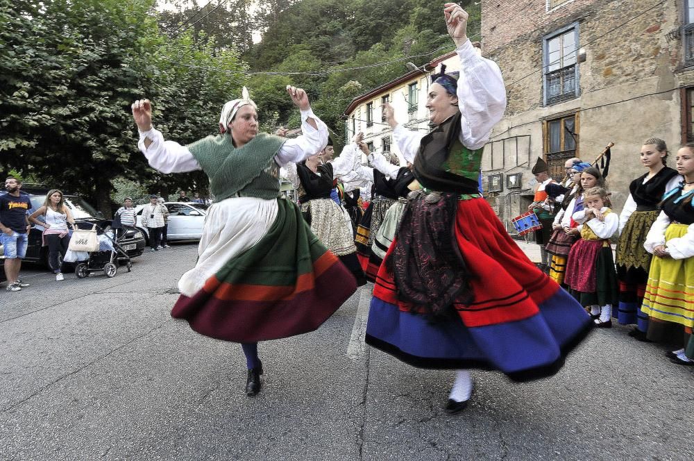 Desfile de carrozas en las fiestas del Cristo de Turón