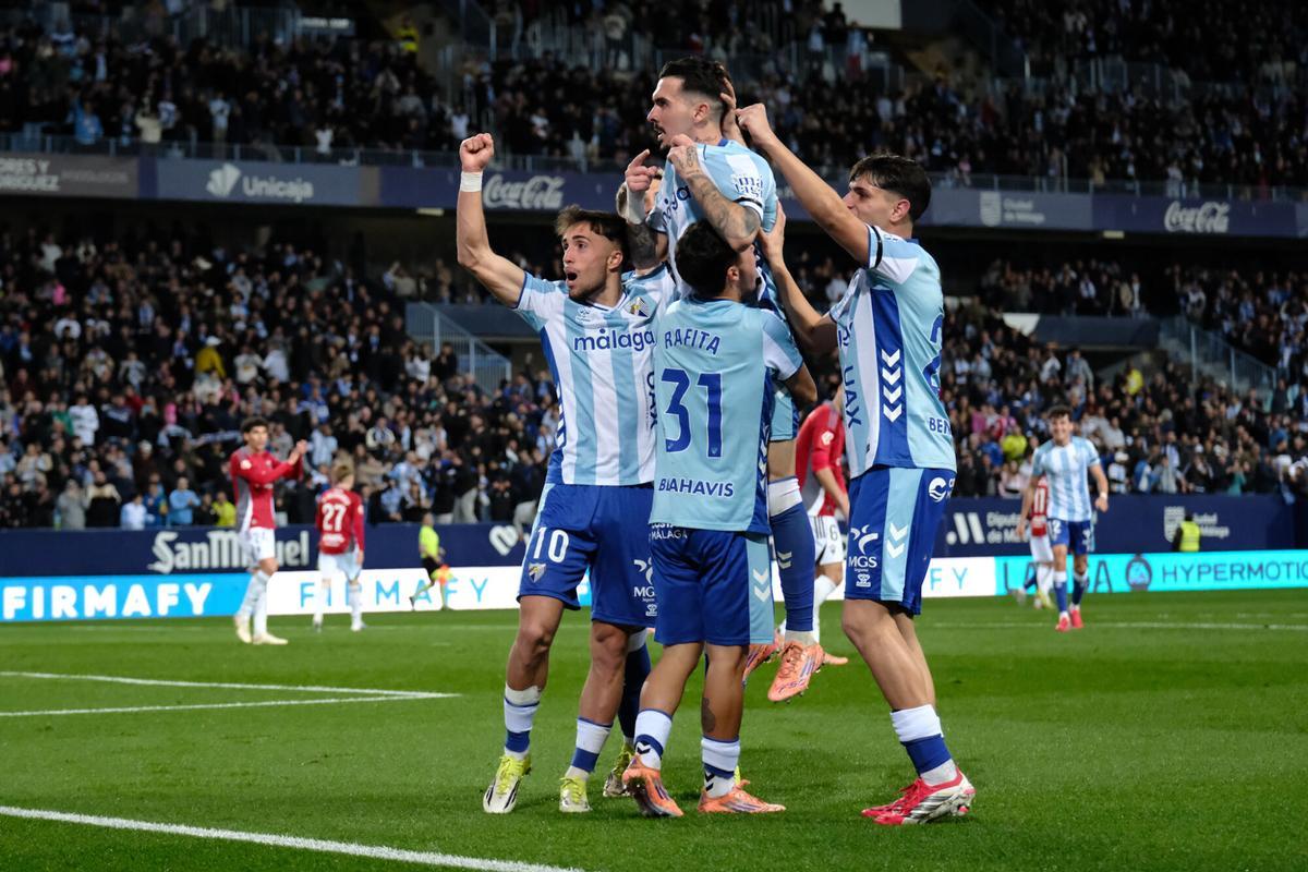 Larrubia, Rafita e Izan celebra el gol de Joaquín que dio la victoria ante el  Albacete Balompié.