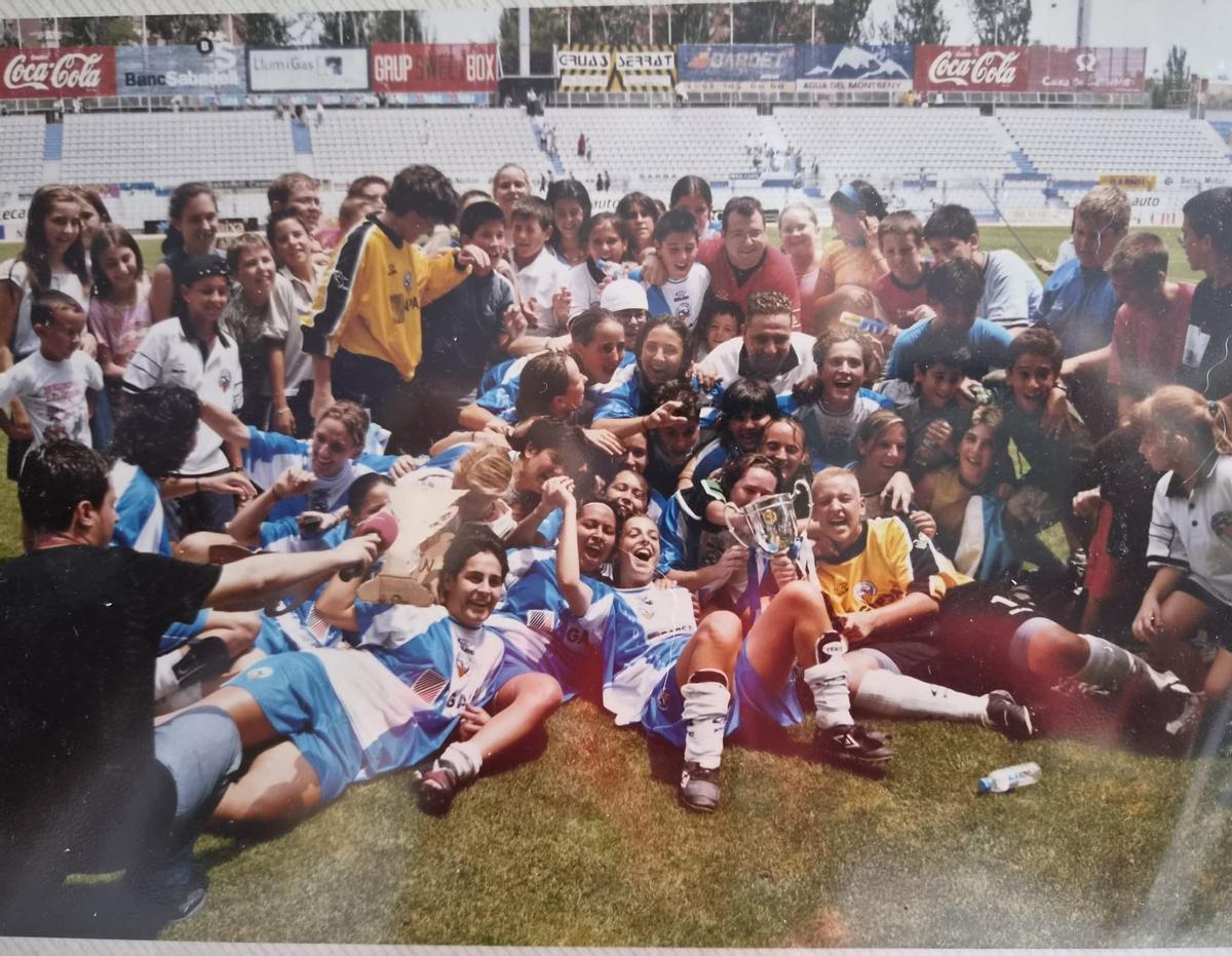 Plantel del Sabadell, con las canarias Socorro, Noelia y María José, en 2003, posan con la Copa de la Reina.