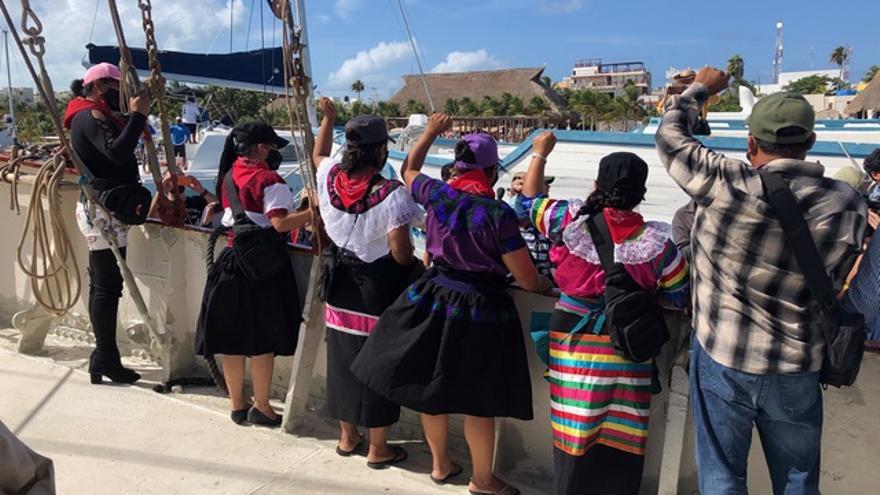 Activistas del EZLN se despiden en su partida rumbo a Vigo