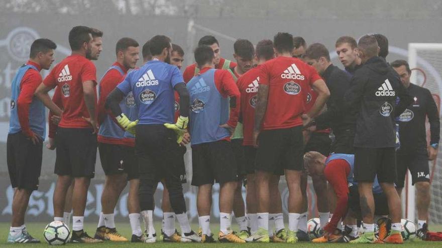 Robert Moreno, segundo de Unzué, da instrucciones a los jugadores durante un reciente entrenamiento en las instalaciones de A Madroa. // Cristina Graña