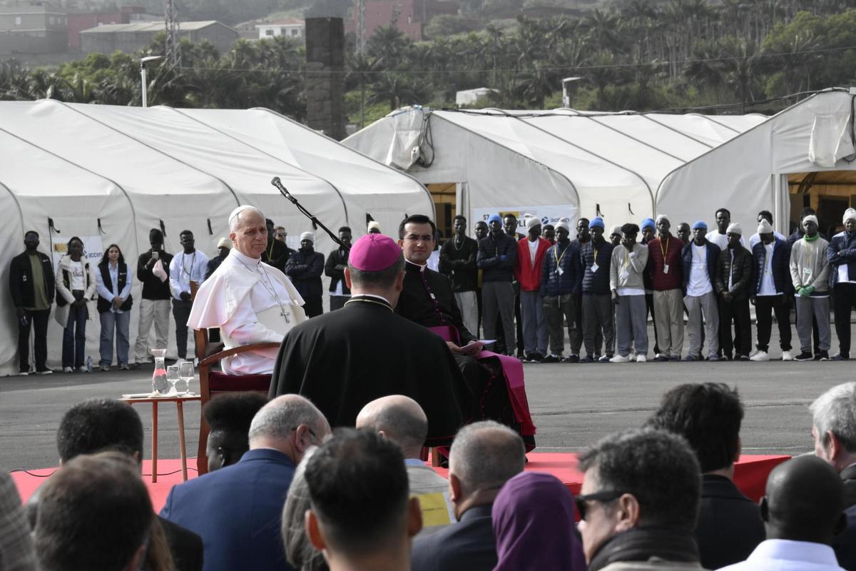 El papa León XIV mantiene un encuentro con migrantes en el centro de Las Raíces.