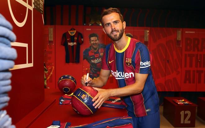 Presentación oficial de Miralem Pjanic como jugador del FC Barcelona en el Camp Nou.