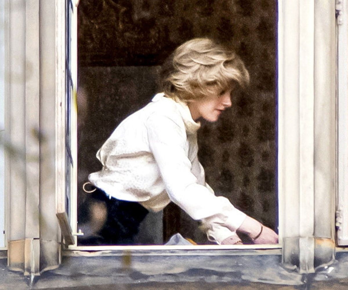Kristen Stewart, con camisa blanca y pelo capeado para interpretar a Lady Di en 'Spencer'