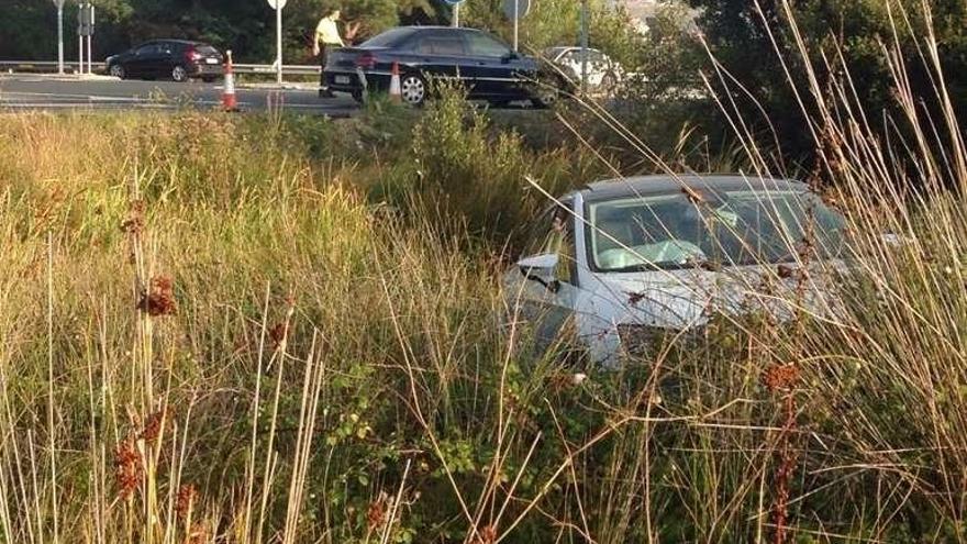 Uno de los coches que se &quot;comieron&quot; la rotonda. // Muñiz