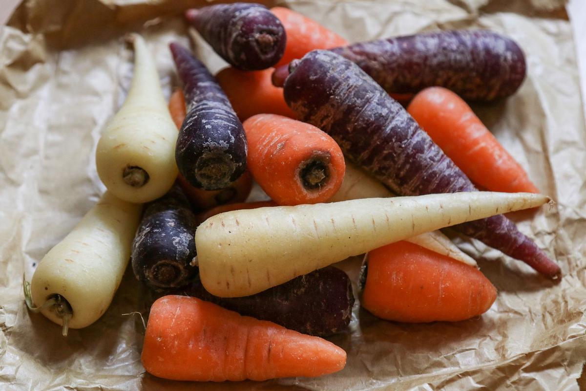 ¿Para qué son realmente buenas las zanahorias? ¿Es recomendable comer las hojas?