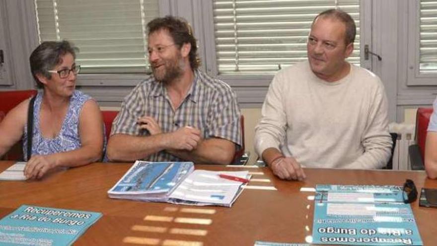 Representantes de la Plataforma para a Defensa da Ría do Burgo, ayer, en la Cofradía de Pescadores.