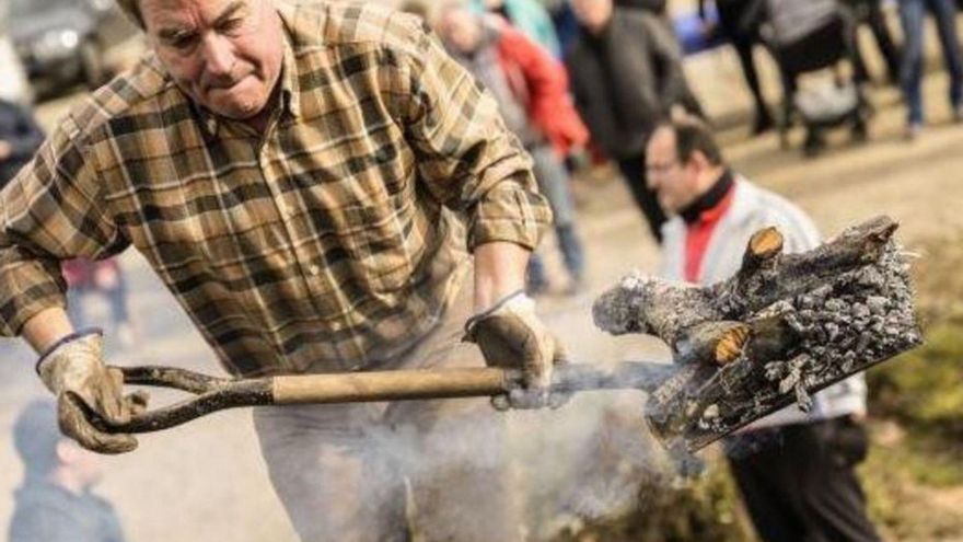 La Fira del Carbó reforça una tradició identitària de Sant Llorenç de la Muga