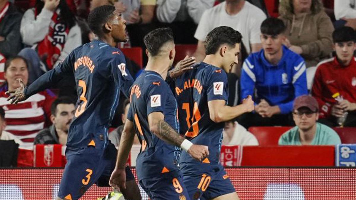 Almeida celebra un gol con el Valencia