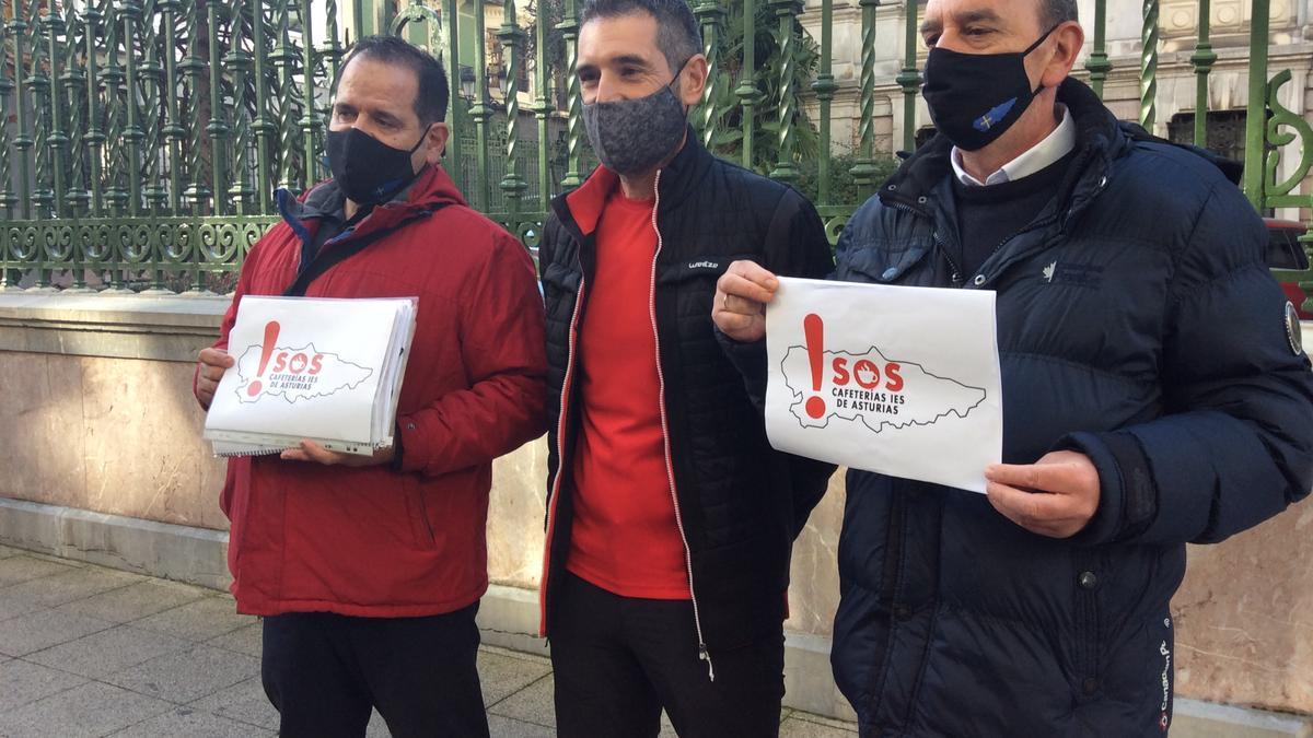 Los trabajadores de las cafeterías frente a la Junta General del Principado