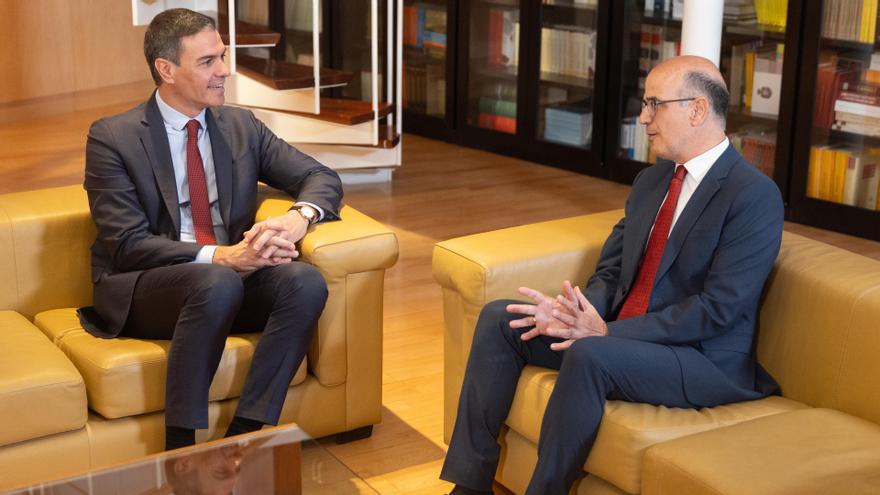 El presidente del Gobierno en funciones, Pedro Sánchez (i), recibe al portavoz de UPN, Alberto Catalán (d).