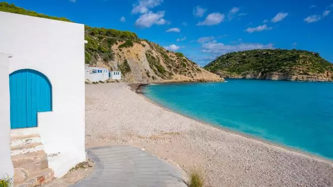 Parece una isla griega pero esta cala paradisíaca está a una hora de Alicante