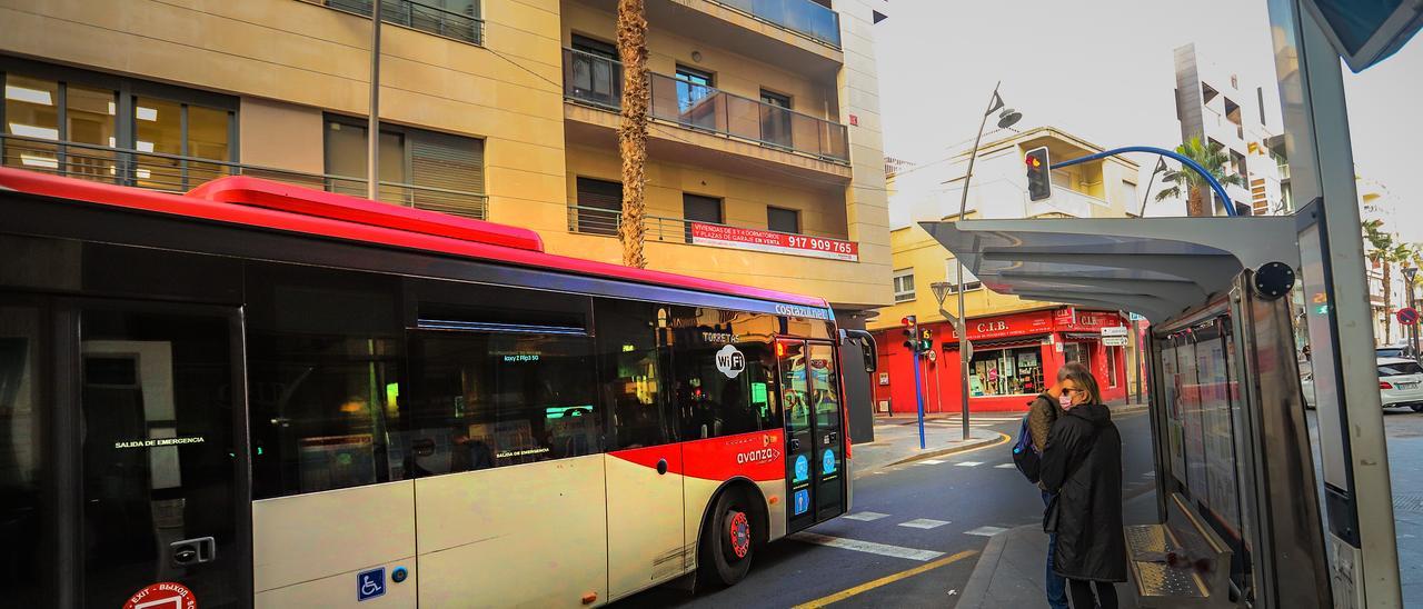 Parada de autobús urbano en el centro de Torrevieja