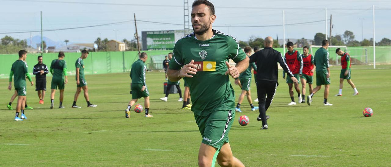 Gonzalo Verdú, ayer, corriendo en el campo anexo.