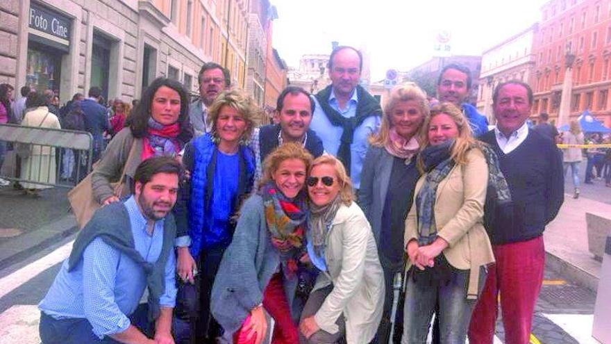 Carla Bartolomé, segunda por la derecha, con sus padres y sus hermanos el domingo en Roma.