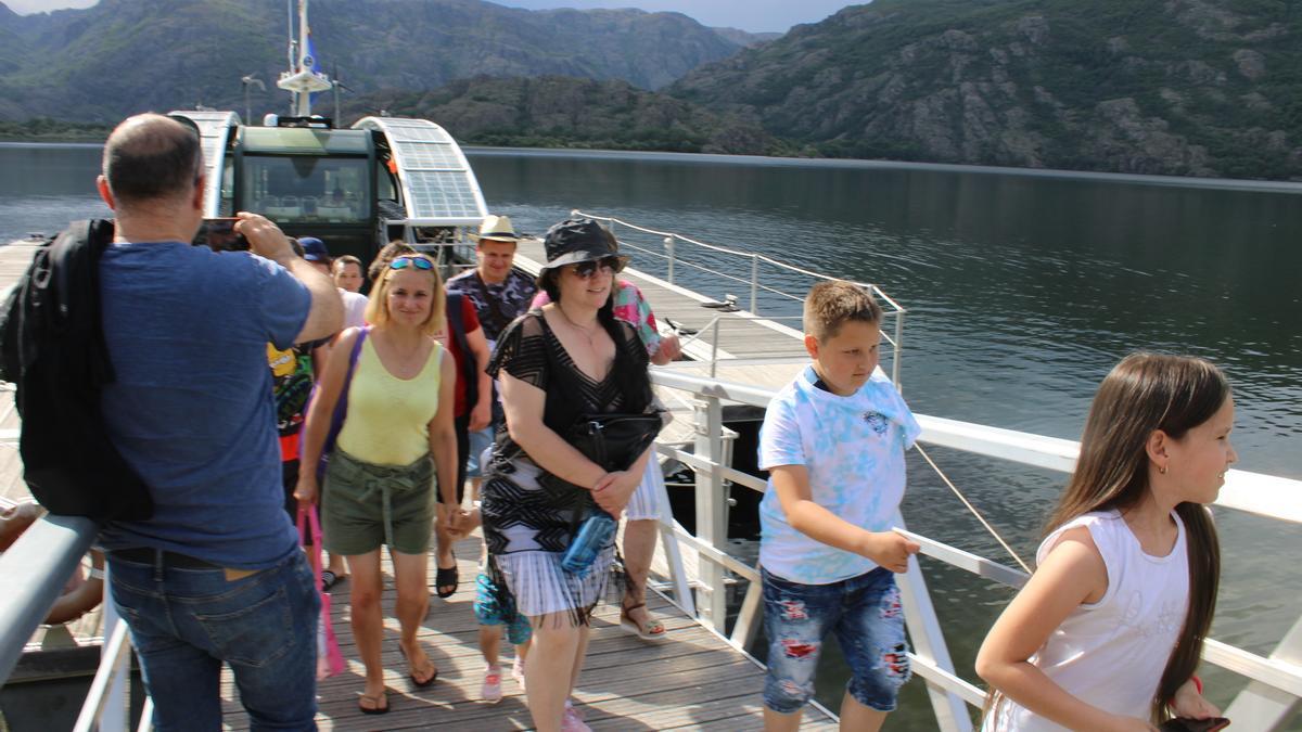 Familias ucranianas en el viaje por el Lago