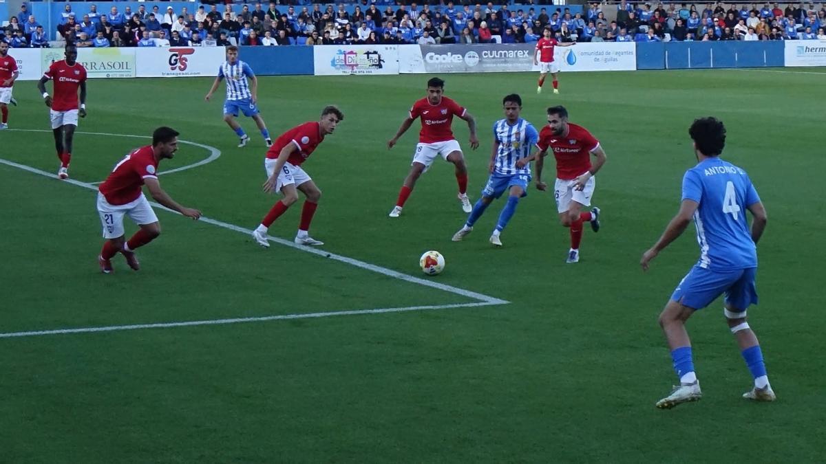 El aguileño Javi Soto juega con Antonio Sánchez