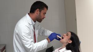 Profesional del Hospital de Bellvitge con la paciente.