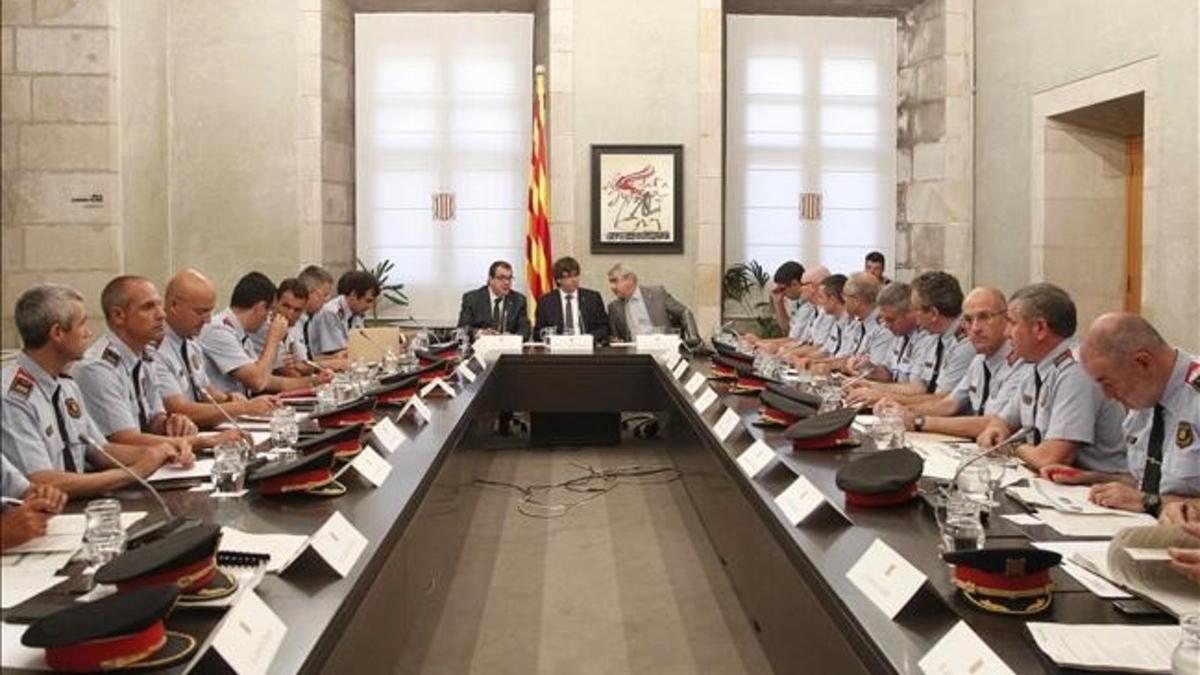 El presidente de la Generalitat  Carles Puigdemont durante la reunión antiterrorista