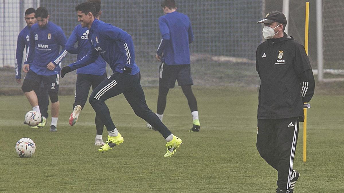 Arostegi, a la derecha, en el  entrenamiento de ayer  del Oviedo.
| |  IRMA COLLÍN