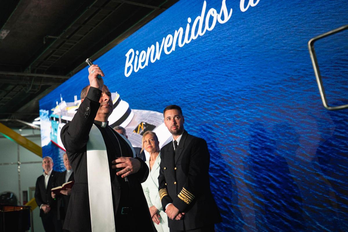 La naviera Baleària Canarias bautiza el nuevo fast ferry Mercedes Pinto