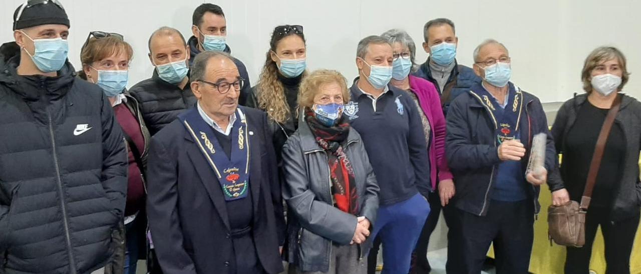 Los pescadores de centolla jubilados que fueron homenajeados esta tarde,  junto a sus familiares.