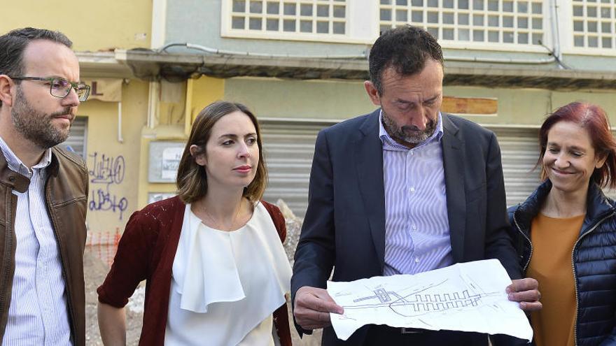 El alcalde, acompañado de concejales del equipo de gobierno, frente al Mercado Central de Elche