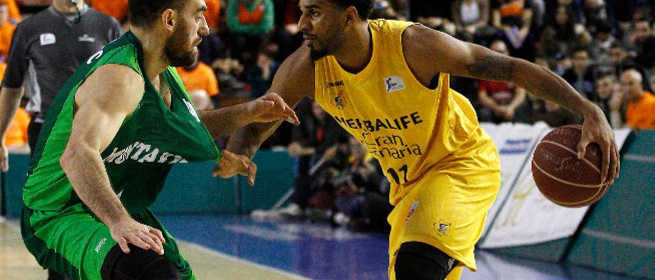 DJ Seeley bota el balón ante Marko Popovic durante el duelo de la primera vuelta en Fuenlabrada.