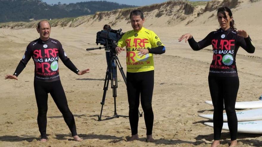 Miguel Pérez (centro) en la playa de A Lanzada, junto al presidente de la Diputación, Rafael Louzán, y la diputada Begoña Estévez. // Muñiz