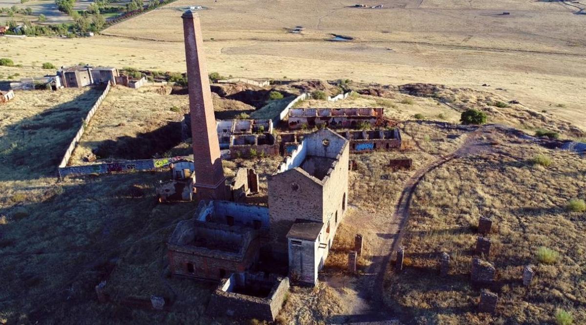 4. Mina de La Esmeralda: se trata de una de las minas que más instalaciones conserva, como por ejemplo la chimenea de los hornos (se quemaban huesos de animales y cal para luego enriquecer los fosfatos), ruinas del polvorín, algunas viviendas y su importante caída a los pozos de 80 metros.