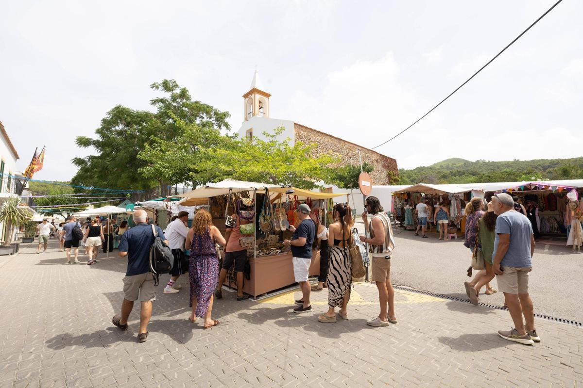 Galería: el mercadillo de Sant Joan en plena temporada de verano