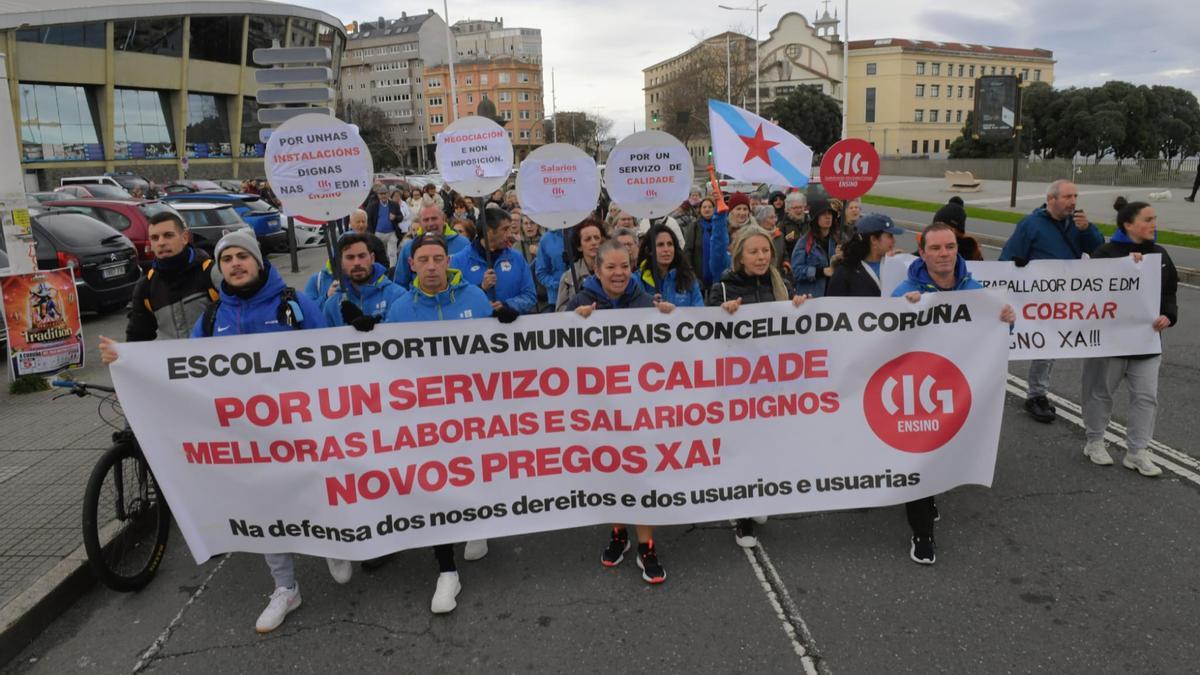 Manifestación de trabajadores de las escuelas deportivas municipales de A Coruña.