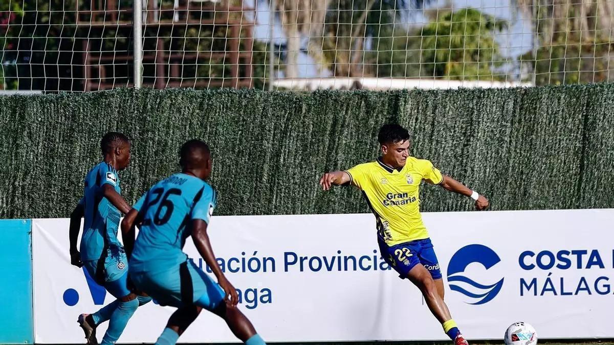 Ale García ejecuta un centro, ante dos rivales del Orlando Pirates, en el encuentro amistoso del pasado verano.