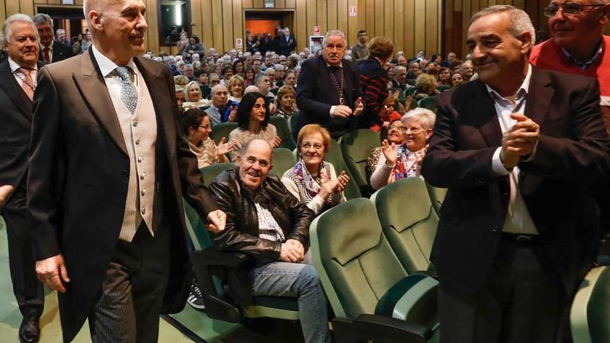 Francisco Álvarez, a la izquierda, a su llegada al salón de actos del Colegio de Médicos, totalmente abarrotado.