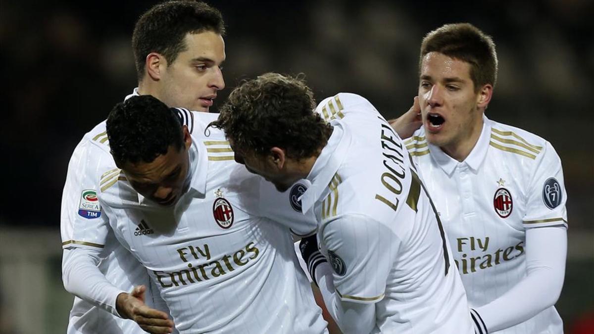 Los jugadores del Milan celebran el gol del empate de Bacca