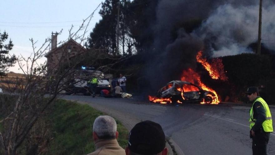 Los vehículos ardiendo. // FdV