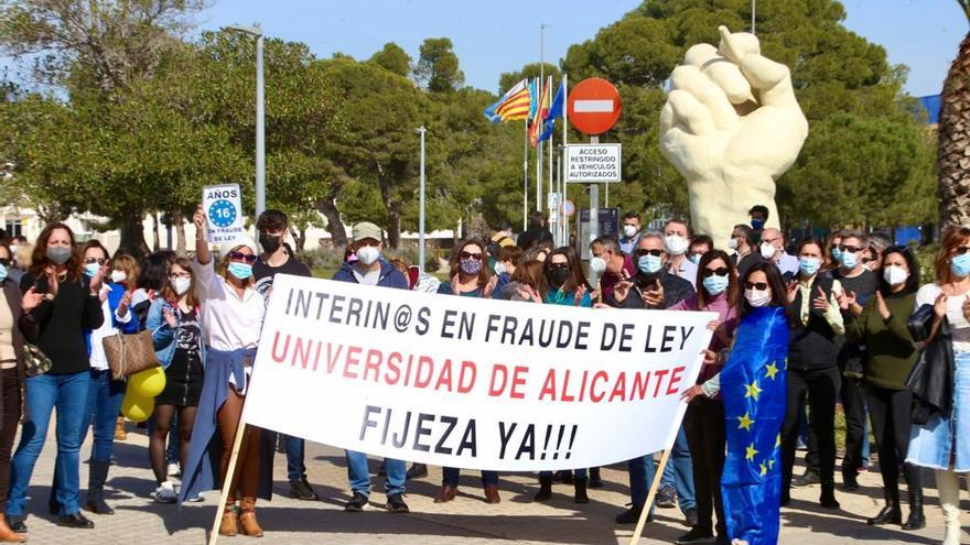 Pitada de interinos de la UA ante el Rectorado