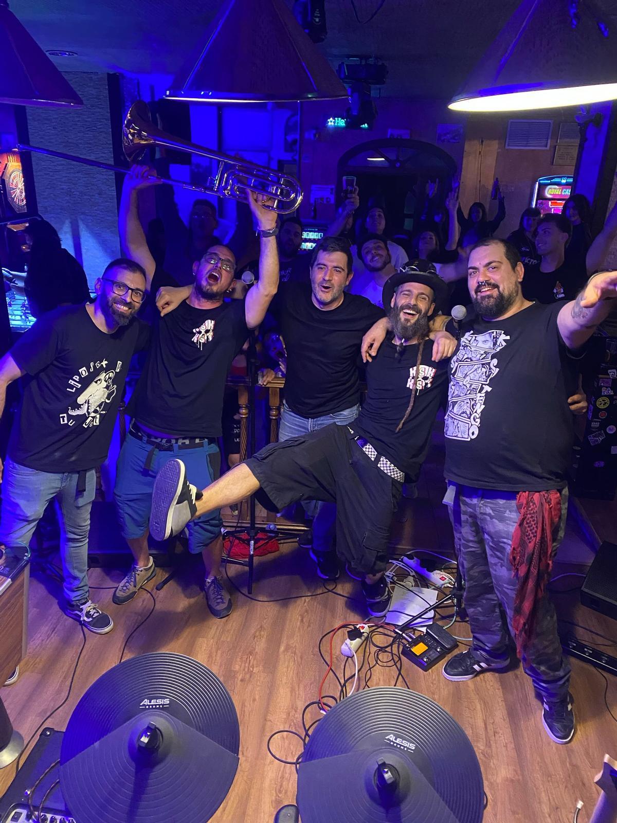 Foto de concierto de la banda ilicitana Ke Si Kiero o Ke Si Tengo