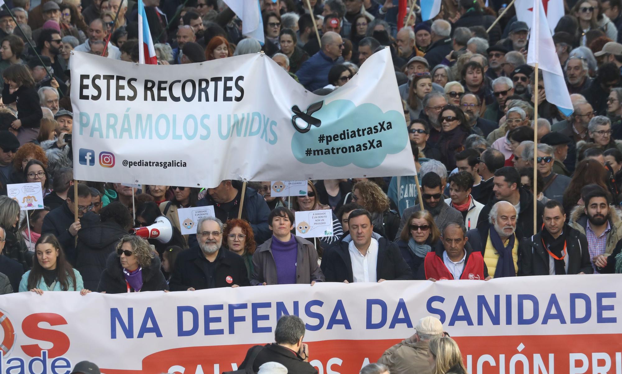 Pancartas arriba por una sanidad pública a la altura de los gallegos