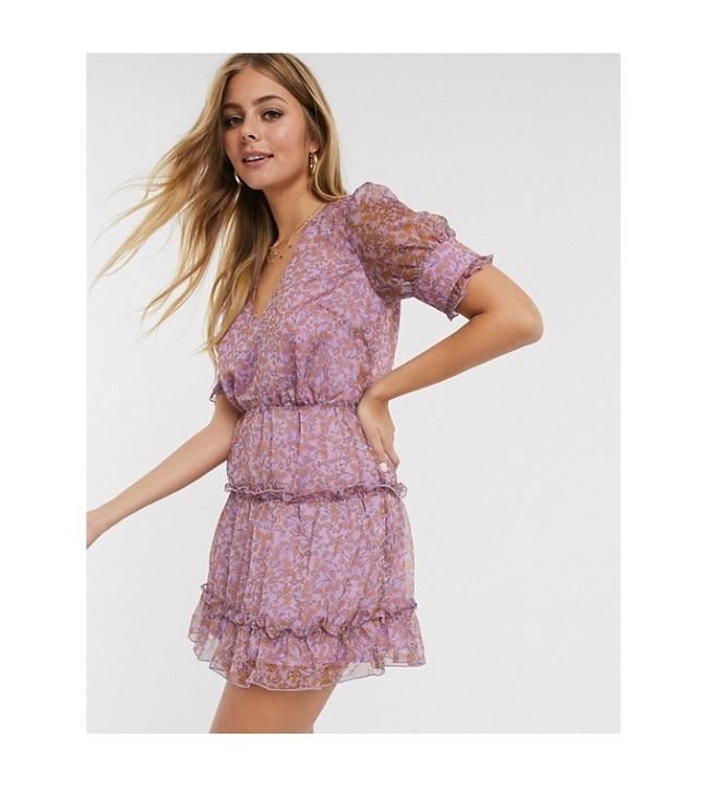 En un diseño mini con estampado floral